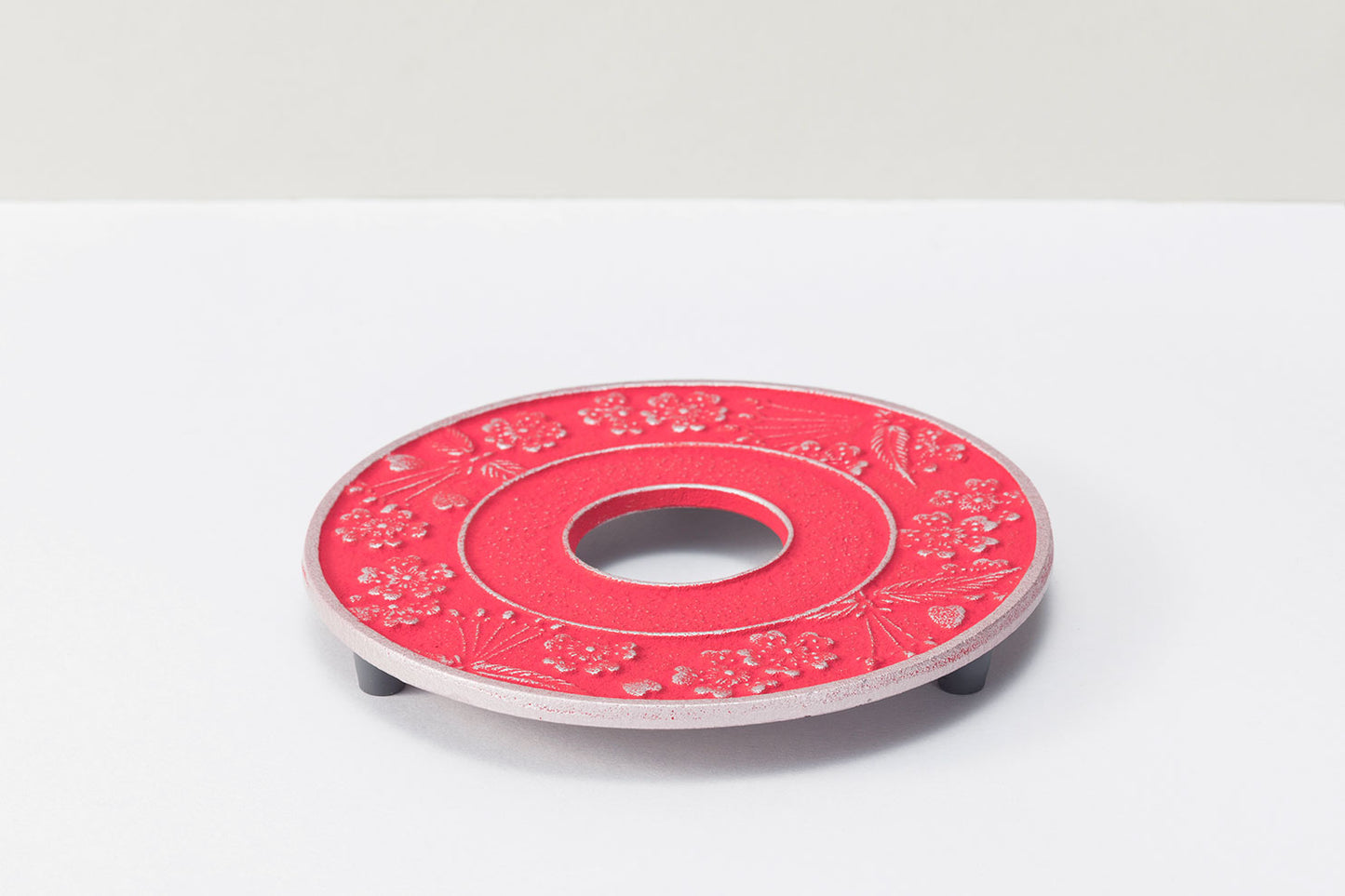 Kamashiki round cherry blossom (large) silver/red plum color