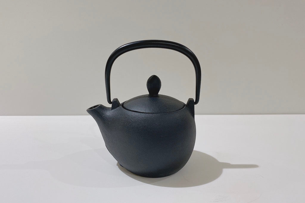 Teapot marron black