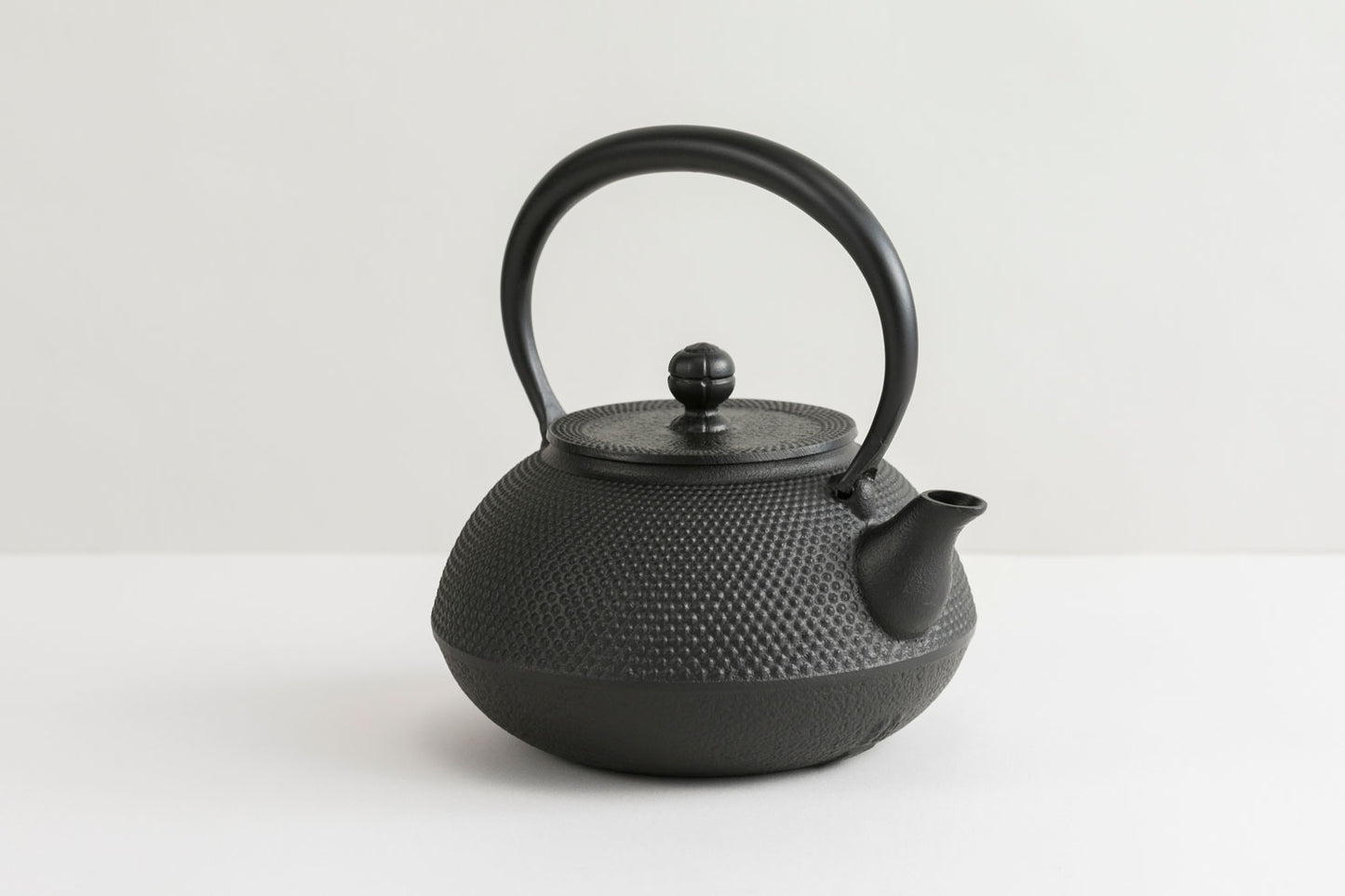 Iron kettle 9 type Hiramaru Arale (inner pot firing)